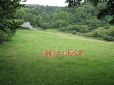PHOTO  LOOKING SOUTH PAST EDGECOMBE BARN  THE VIEW IS UP THE NARROW VALLEY THAT
