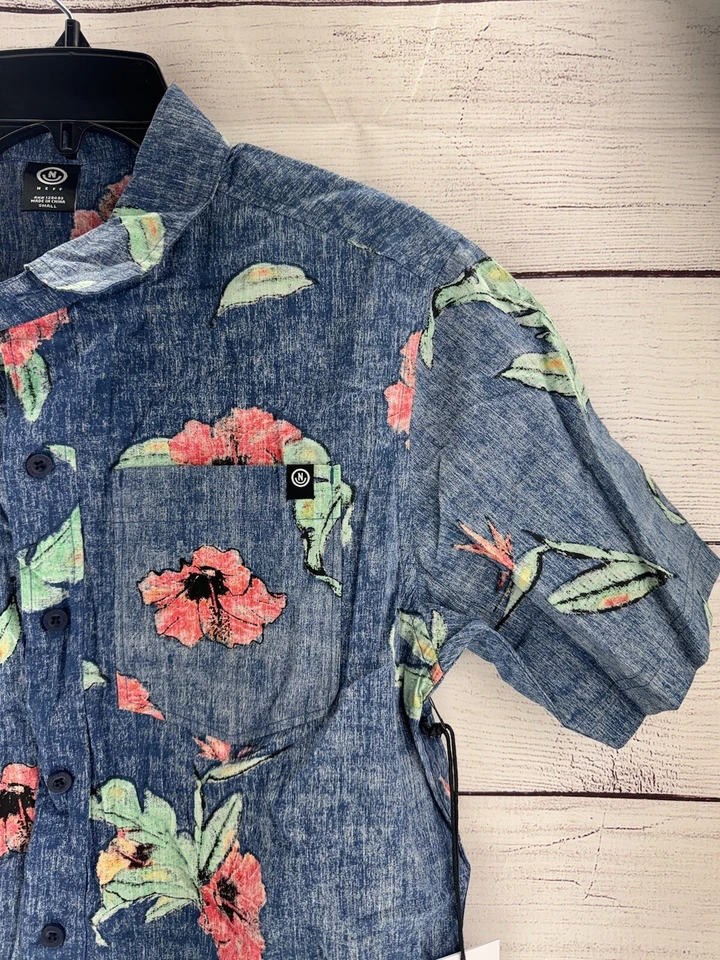 Camisa Hawaiana NEFF Para Hombres Abotonada Azul Floral Hibisco Manga Corta Talla Pequeña Nueva con Etiquetas Foto 3 de 4