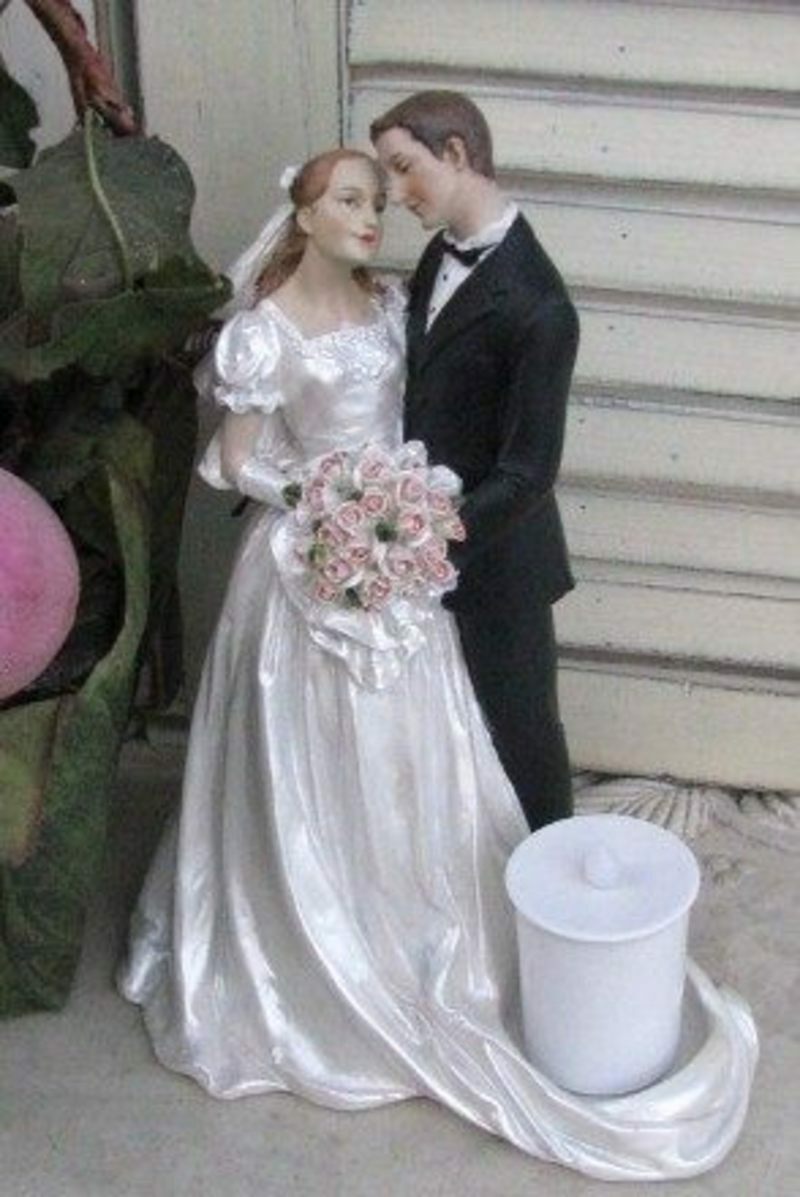 Cake Topper Candle Holder Man and Woman Statue Traditional Elegance Boquet Roses