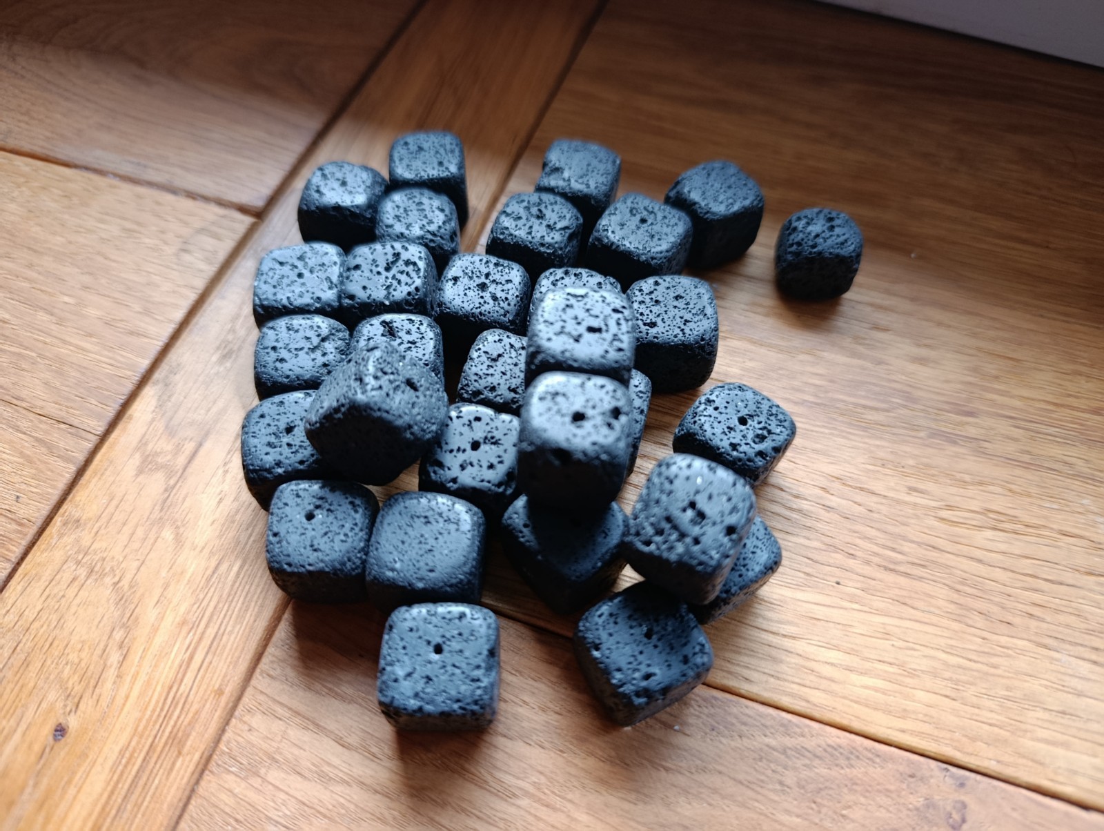 30 Stück große Schmuckperlen schwarze Lavasteine