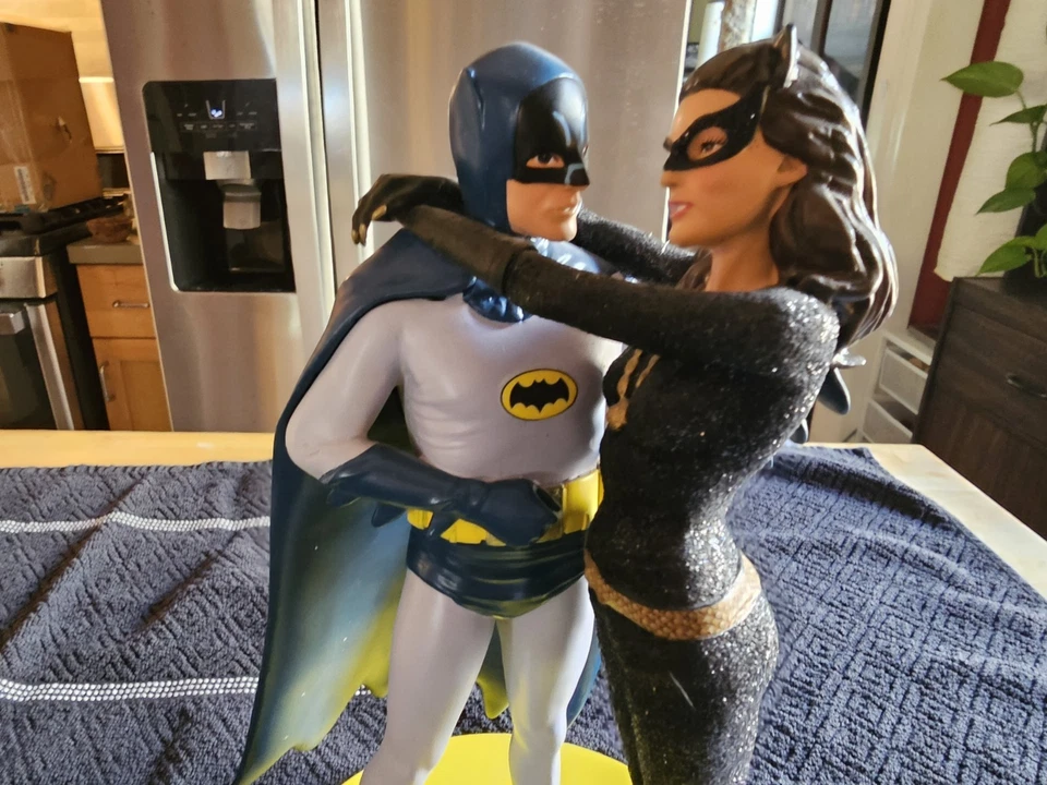 FOREVER YOURS BATMAN AND CATWOMAN 9" SCULP.  FIGURE BRADFORD/HAMILTON - Image 4 of 4