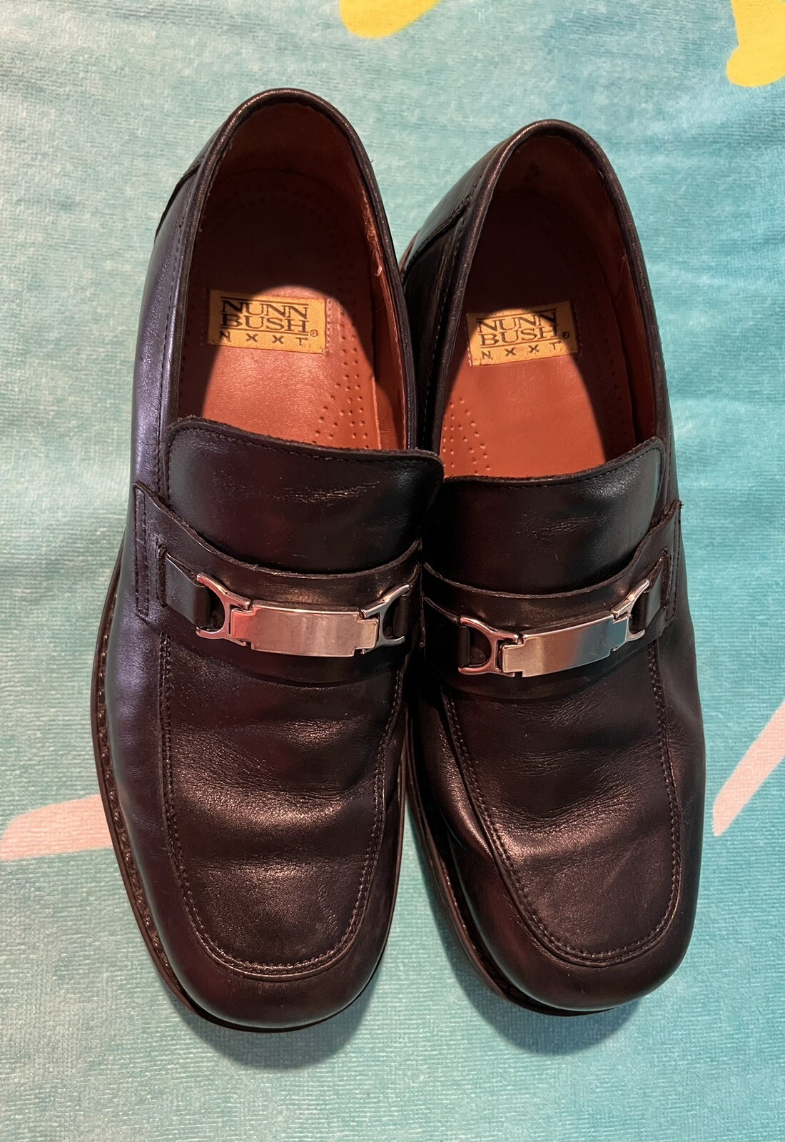 SAOLA Scarpa uomo slip on Nunn Bush in pelle nera ferramenta argento usata.