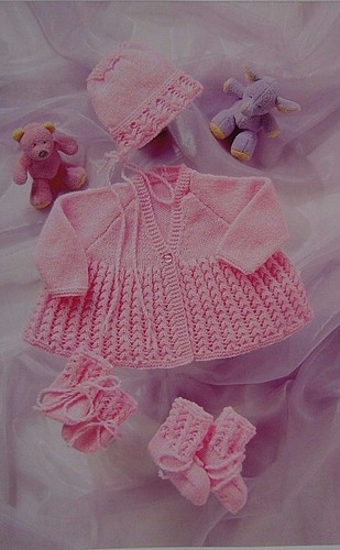 BABY MÄDCHEN~STRICKJACKE~HAUBE~STIEFEL~HANDSCHUHE~STRICKMUSTER~GR. 31-46CM (R62)