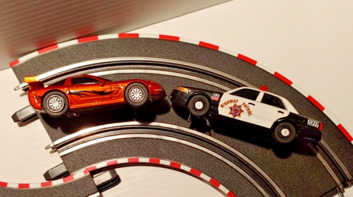 Policía de Patrulla de Carreteras Ford Crown Vic y Corvette G5-R 2002 1:43 Carrera Go Track - Imagen 10 de 13