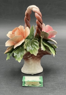 Capodimonte zauberhafte kleine Porzellan Figur Blume Rosen im Körbchen Deko
