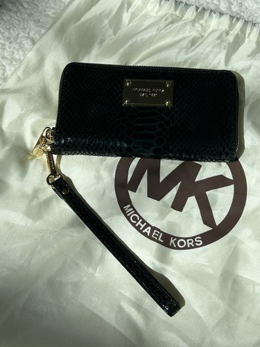 Michael Kors Zip Wristlet Wallet Black Python Embossed with original dust bag - Picture 2 of 11