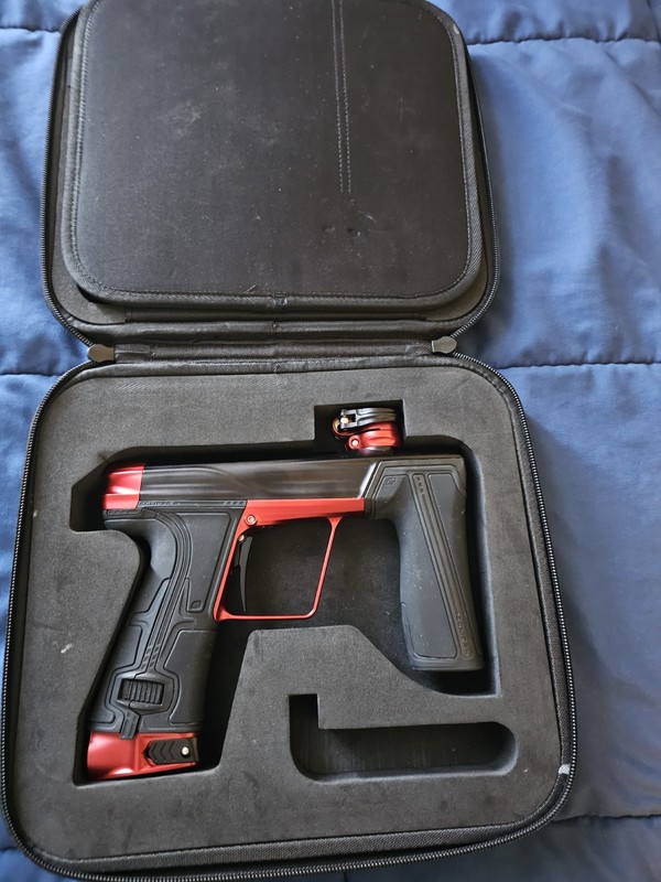 Planet Eclipse Geo R5 Paintball Marker Black/Red w/ Case & Barrel Kit