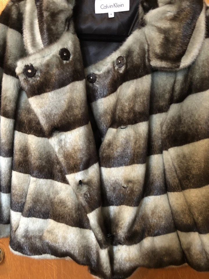 Chaqueta de piel sintética para mujer Calvin Klein en negro y gris talla mediana Foto 3 de 4