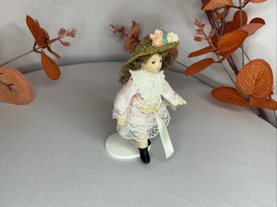Muñeca eduardiana niña escala 1:12 en vestido y sombrero de encaje rosa - miniatura casa de muñecas Foto 4 de 4