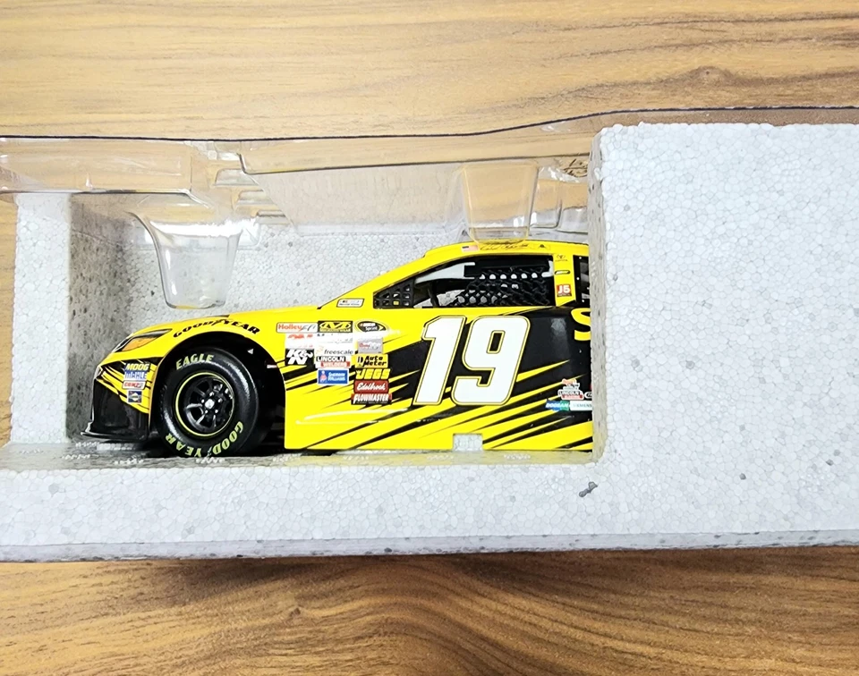 Carl Edwards #19 2015 Camry escala 1:24~novo~ - Imagem 4 de 4