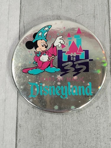 Spilla Topolino Stregone 35° Anniversario Disneyland Pulsante Spilla + Biglietti Ingresso - Foto 2 di 4