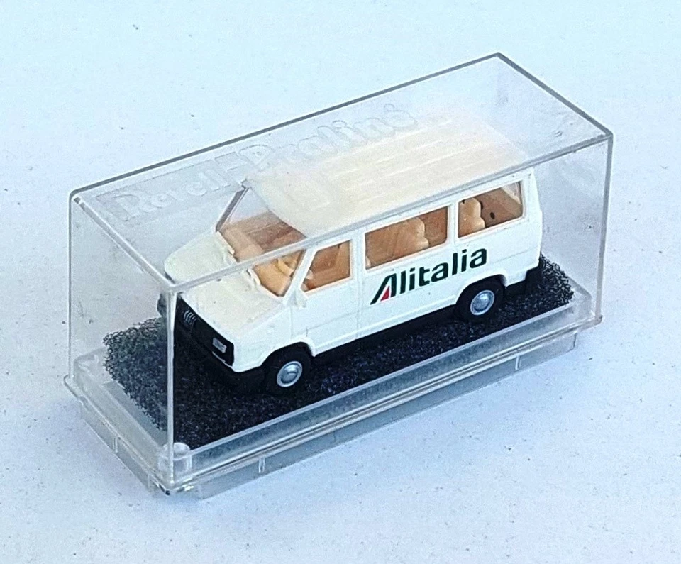 Praline 1:87 - #83219 - Fiat Ducato ALITALIA - Immagine 2 di 2