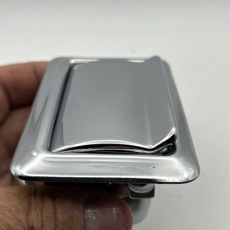 Cenicero vintage grande cromado GM Hot Rod reposabrazos gasser personalizado y consola central Foto 2 de 4