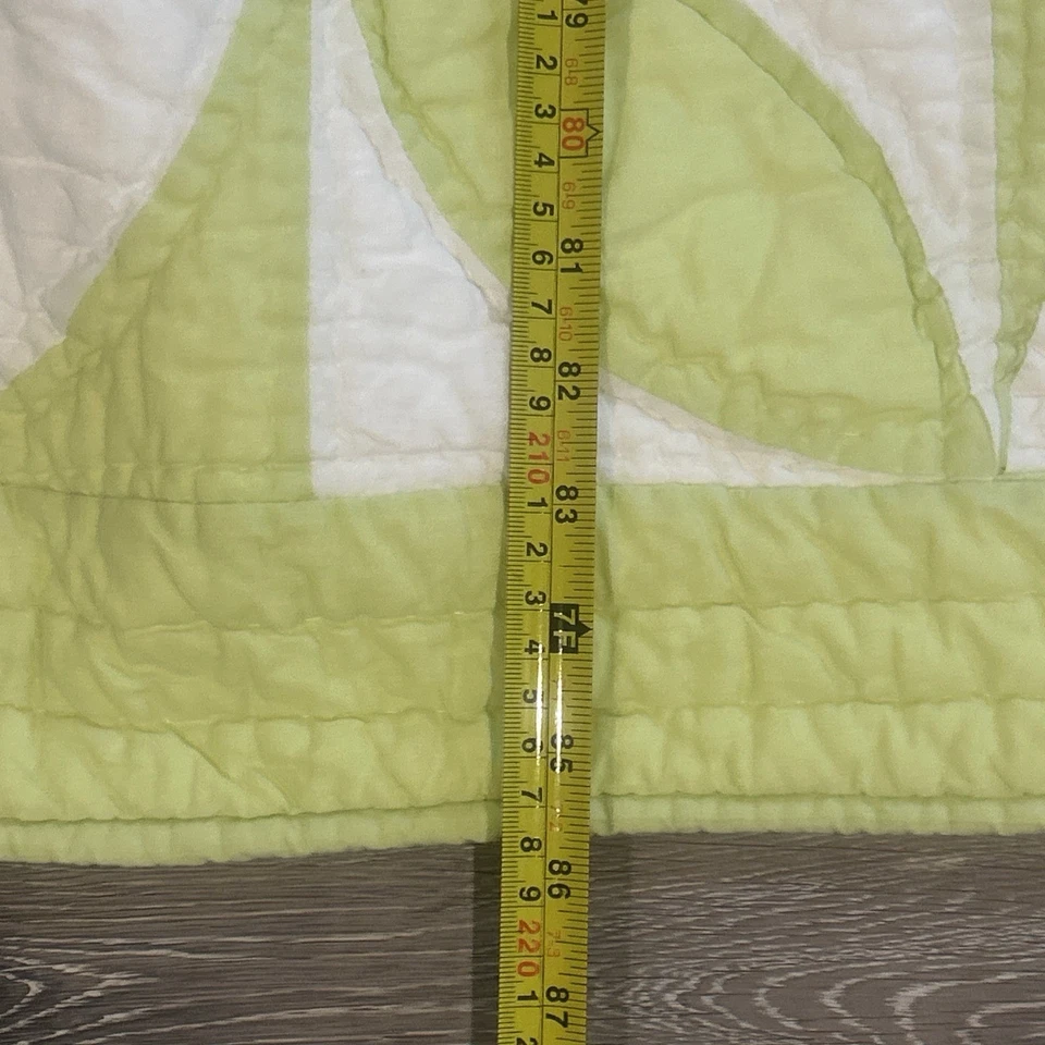 Edredón verde y blanco con retazos The Company Store 85,5”x67”. Foto 4 de 4