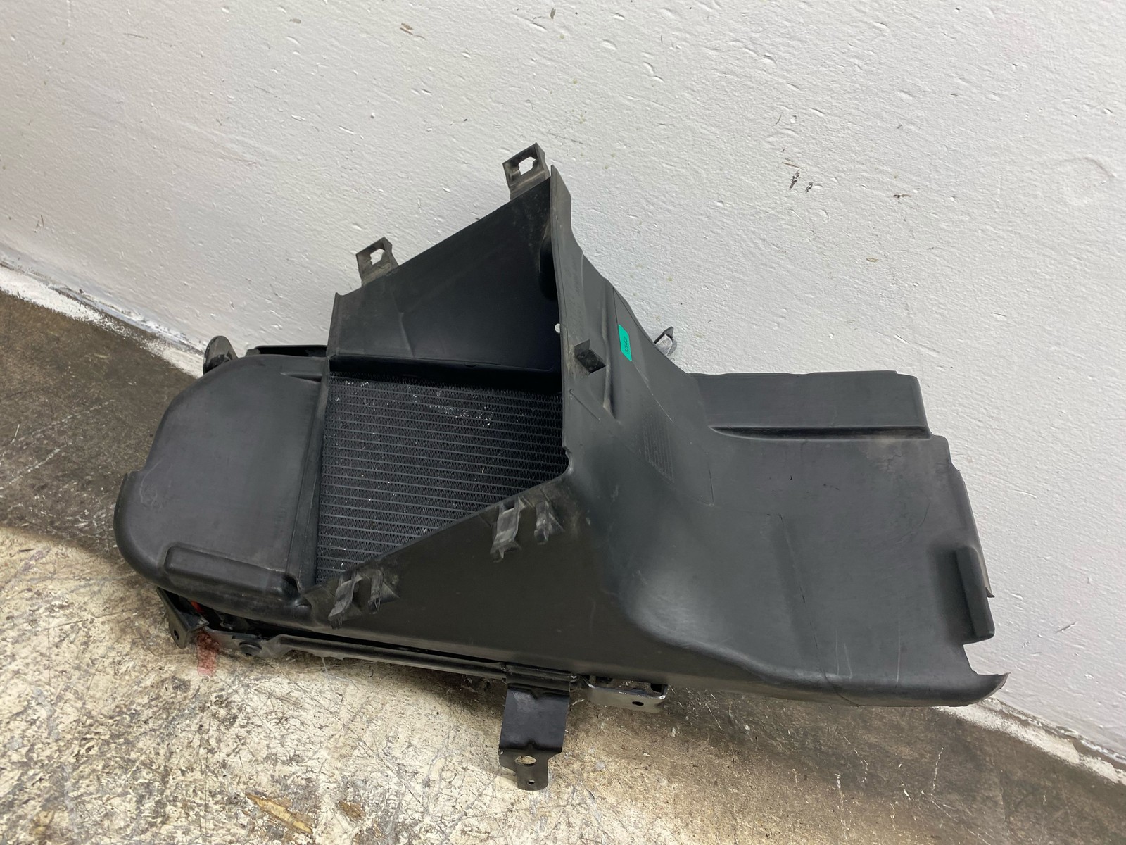 2014-2018 BENTLEY FLYING SPUR 4.0L V8 FRONT LEFT OIL COOLER RADIATOR W/AIR DUCT