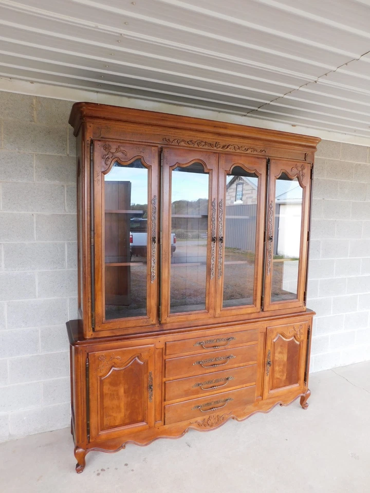 Armario de pared Henredon French Country Pierre Deux nogal iluminado 2 piezas Foto 3 de 4