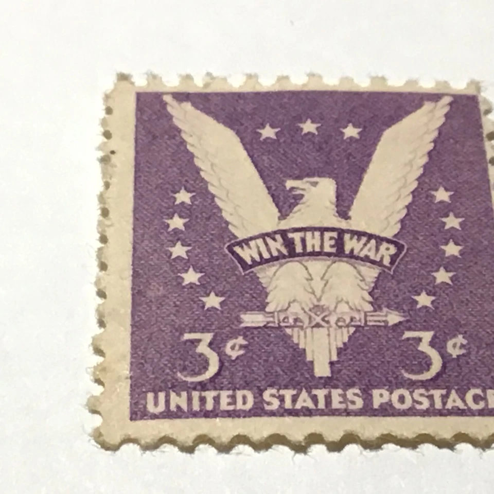 Sello de 3 centavos de franqueo de Estados Unidos Win the War 1942 Foto 3 de 4