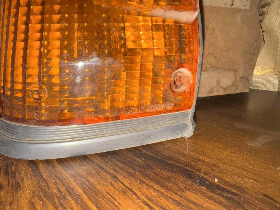 Carcasa de faro con luz de aparcamiento izquierda Mazda 323 1979 Foto 3 de 4