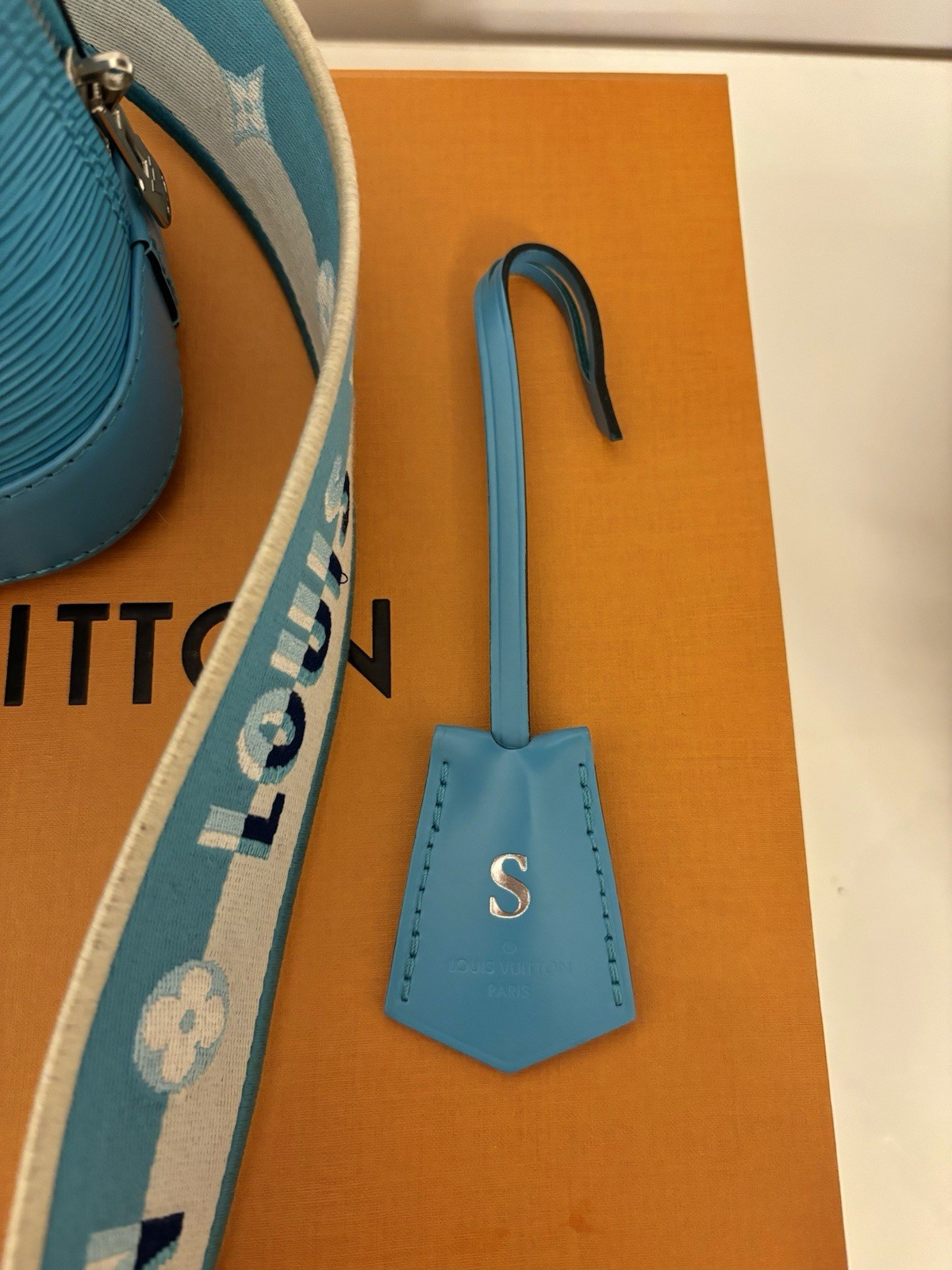 Louis Vuitton Alma bb SOLD OUT COLOR 100percent Authentic image 10