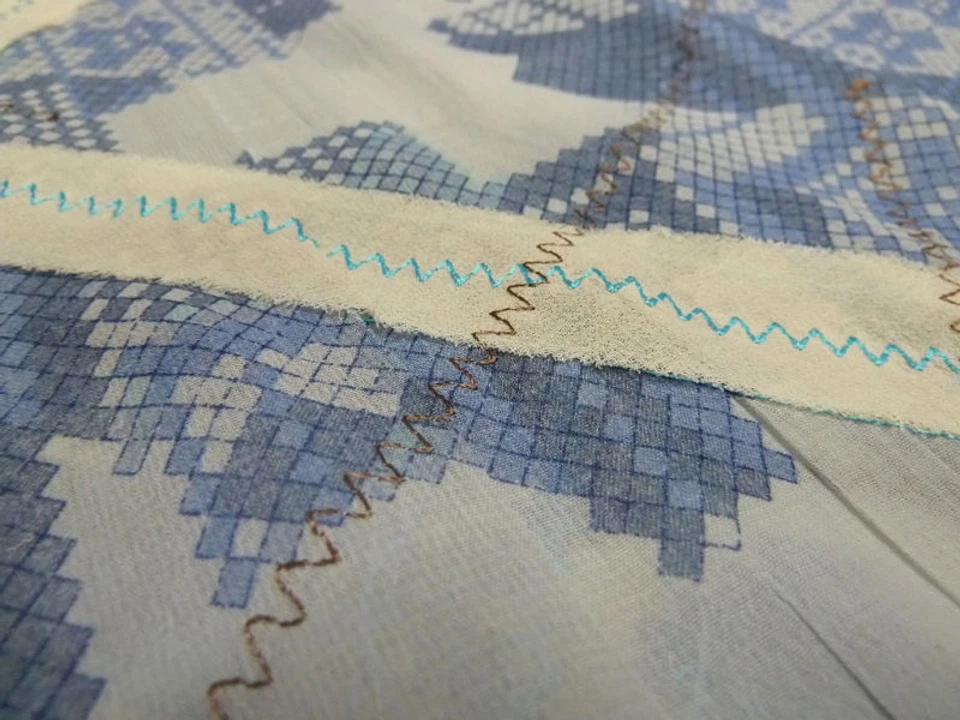 Stoff Blusenstoff Kleiderstoff Patchwork bestickt blau ecrú - Bild 4 von 4