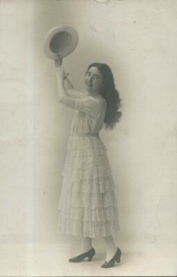 Antike RPPC Postkarte hübsche junge Dame langes Kleid hält einen weißen Zylinderhut hoch 