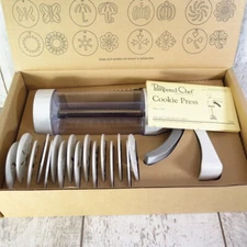 Pampered Chef Cookie Press Set with 16 Decorator Discs #1525