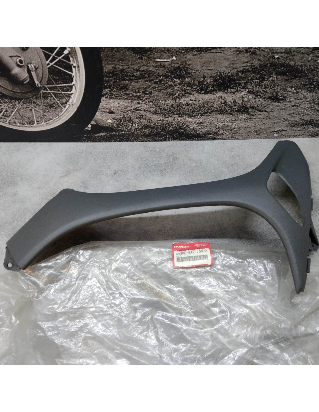 Carenage cache lateral Honda Bali 50 100 reference 64306-GAV-700ZA