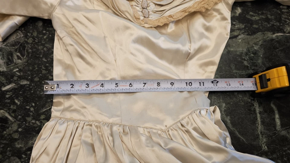 Antiguo vestido de novia victoriano tren satinado líquido champán  Foto 4 de 4