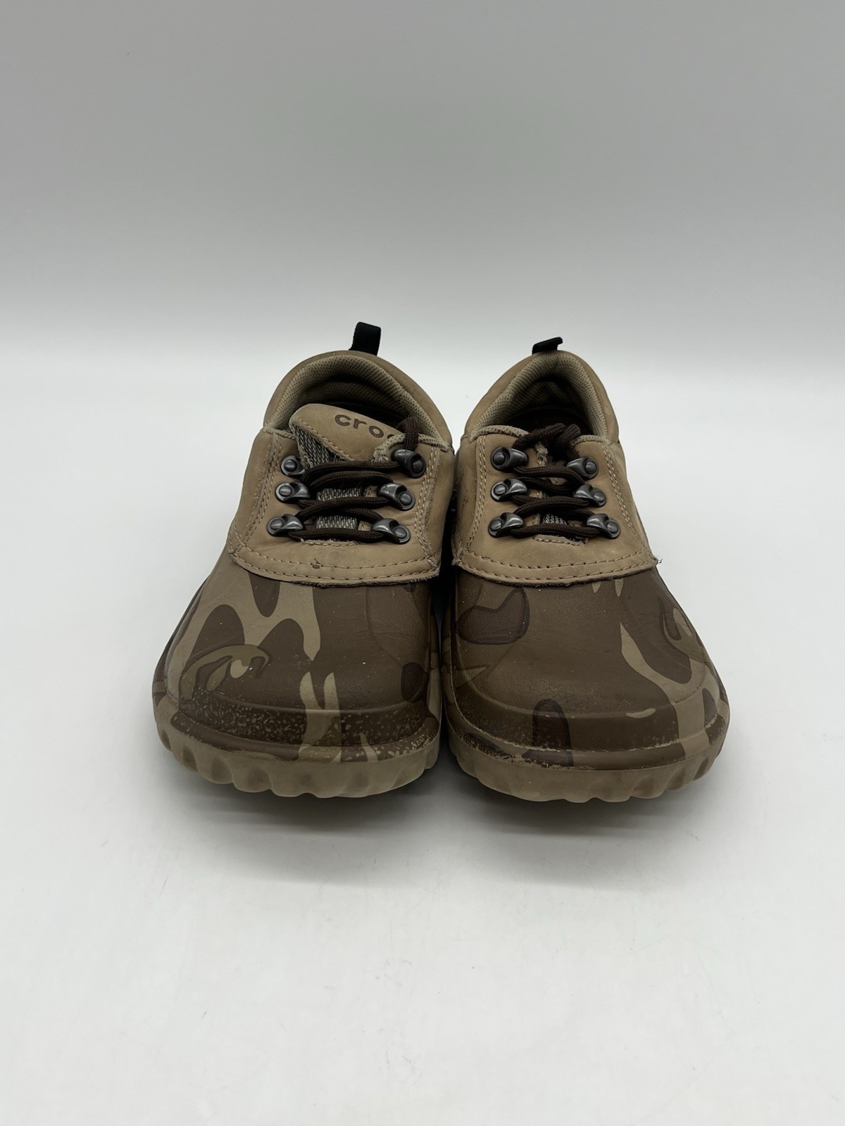 Crocs Axle Desert Camo Men's Sz 8 Leather Rubber Duck Low Top Shoes.