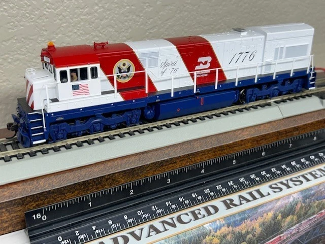 BURLINGTON NORTHERN U30C Bi-CENTENNIAL 1776 DC/DCC Ready " SILVER " HO Scale NEW - Image 3 of 4