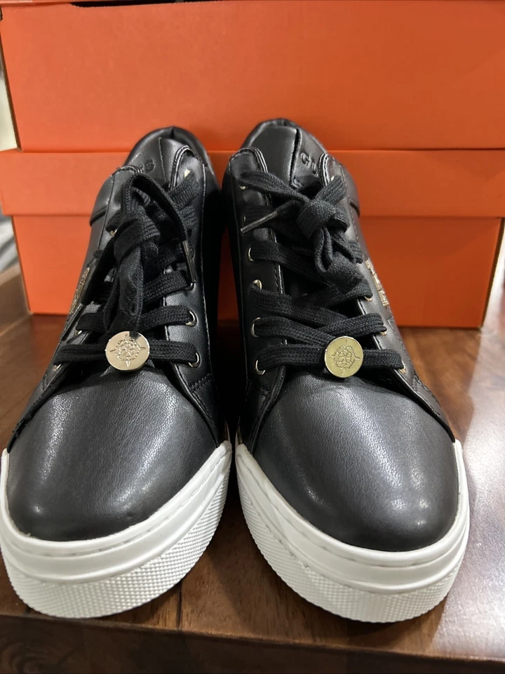 Guess, Zapatilla de Cuña Más Rápida, Color Negro/Blanco/Dorado, NUEVA, Mujer TALLA 8.5m Foto 4 de 4