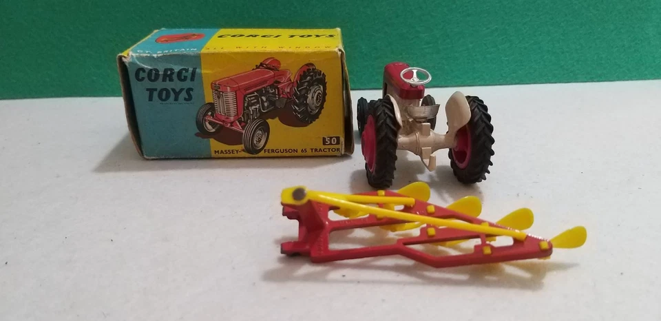 Corgi toys (no Politoys, Dinky, Tekno) MF tractor - Immagine 4 di 4