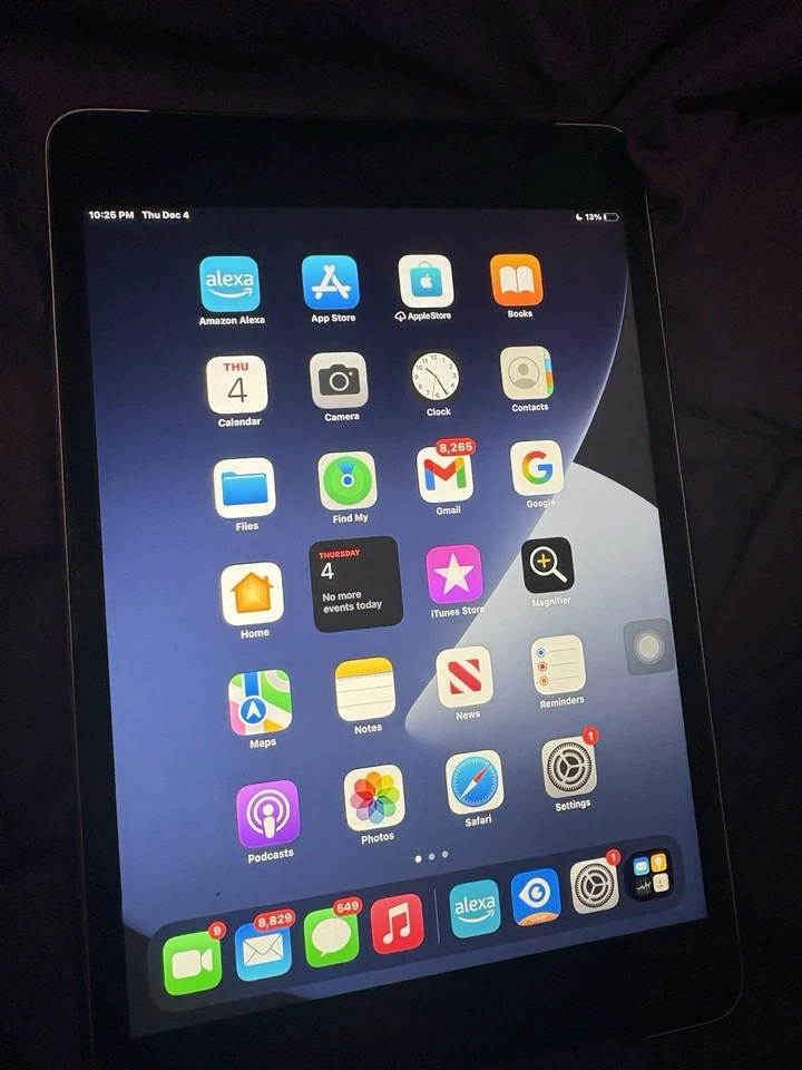 Apple iPad Mini 4ta Generación Wi-Fi 128 GB, Gris, Plateado Foto 2 de 3