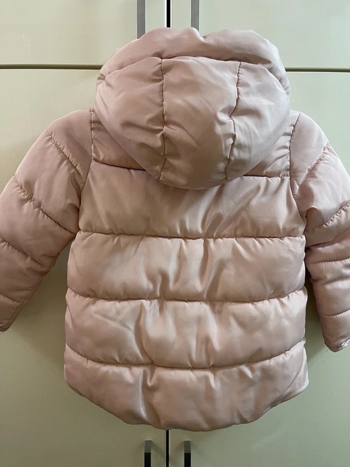 Chaqueta acolchada con capucha ZARA para niñas rosa 5 años 110 cm Foto 3 de 4