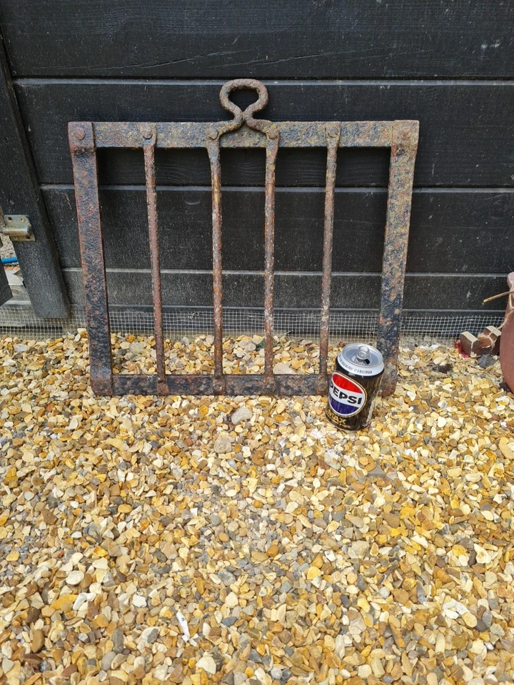 Cajón de ventana de hierro fundido pesado vintage hecho por herrero posiblemente victoriano antiguo Foto 2 de 4