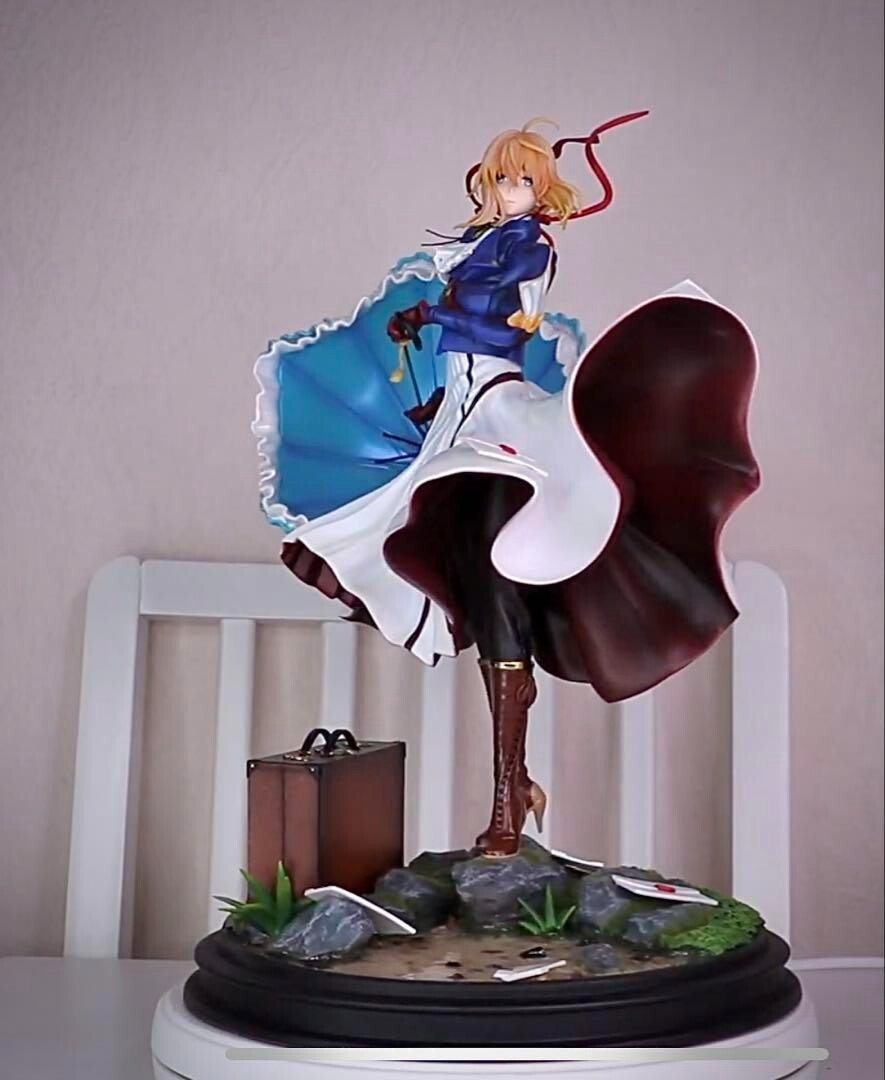 Zhongkaihua Violet Evergarden Figurine de fille d'anime assise avec base en PVC - Figurine de collection - 27 cm - Ornement de bureau