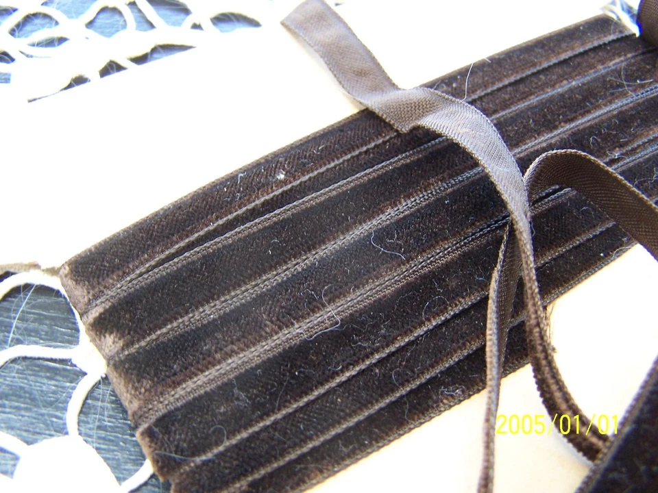 Ancien ruban en velours de soie marron. 4,60 mètres sur support d'origine. N°147 - Photo 4/4
