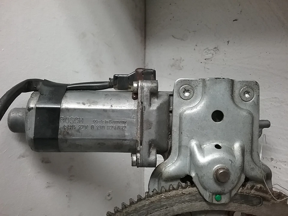 Motor regulador ventana trasera izquierda Jaguar Vanden Plas XJ8 1998-2003 0 130 821 612 Foto 4 de 4