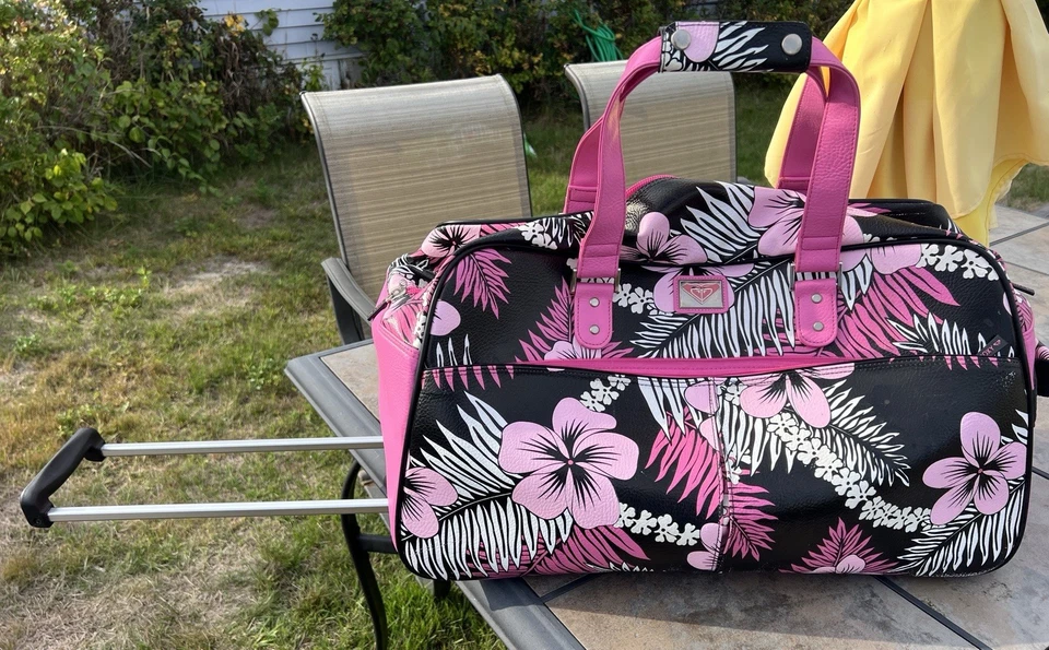 "Bolsa de Lona de Viaje Roxy 26"" Rodante, Forrada de Plástico, Rosa, Blanco y Negro" Foto 2 de 4