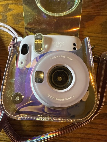 Fotocamera Fujifil Instax Mini 11 lilla e custodia per il trasporto - Foto 2 di 16