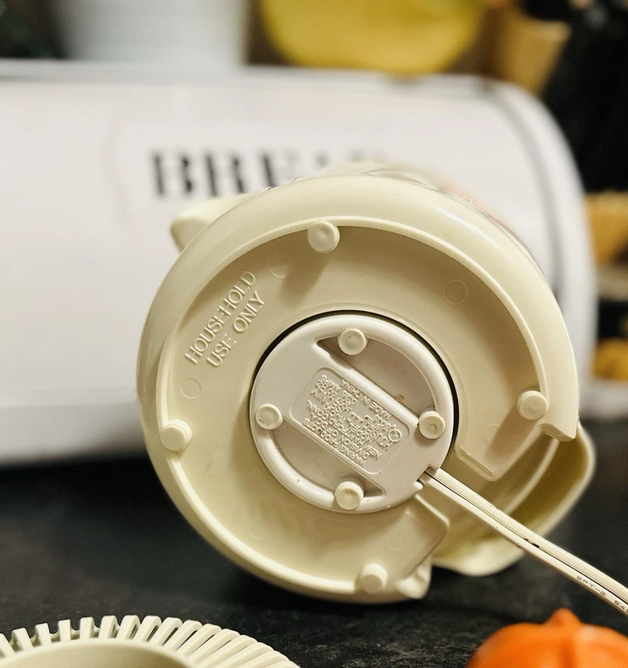 Exprimidor eléctrico de cítricos Waring Mighty Squeeze vintage naranja y blanco modelo 11JC21 Foto 3 de 3