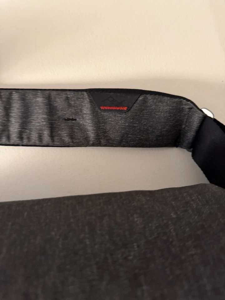 ÓTIMO Peak Design Everyday Sling 10L alça de bolsa de câmera carvão - Imagem 3 de 4