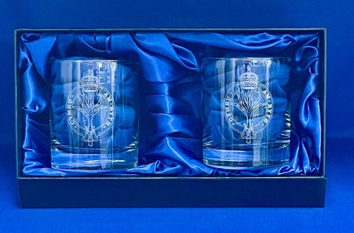 Juego de vasos de whisky gemelos The Welsh Guards con insignia de tapa de cifrado grabada - Imagen 2 de 5