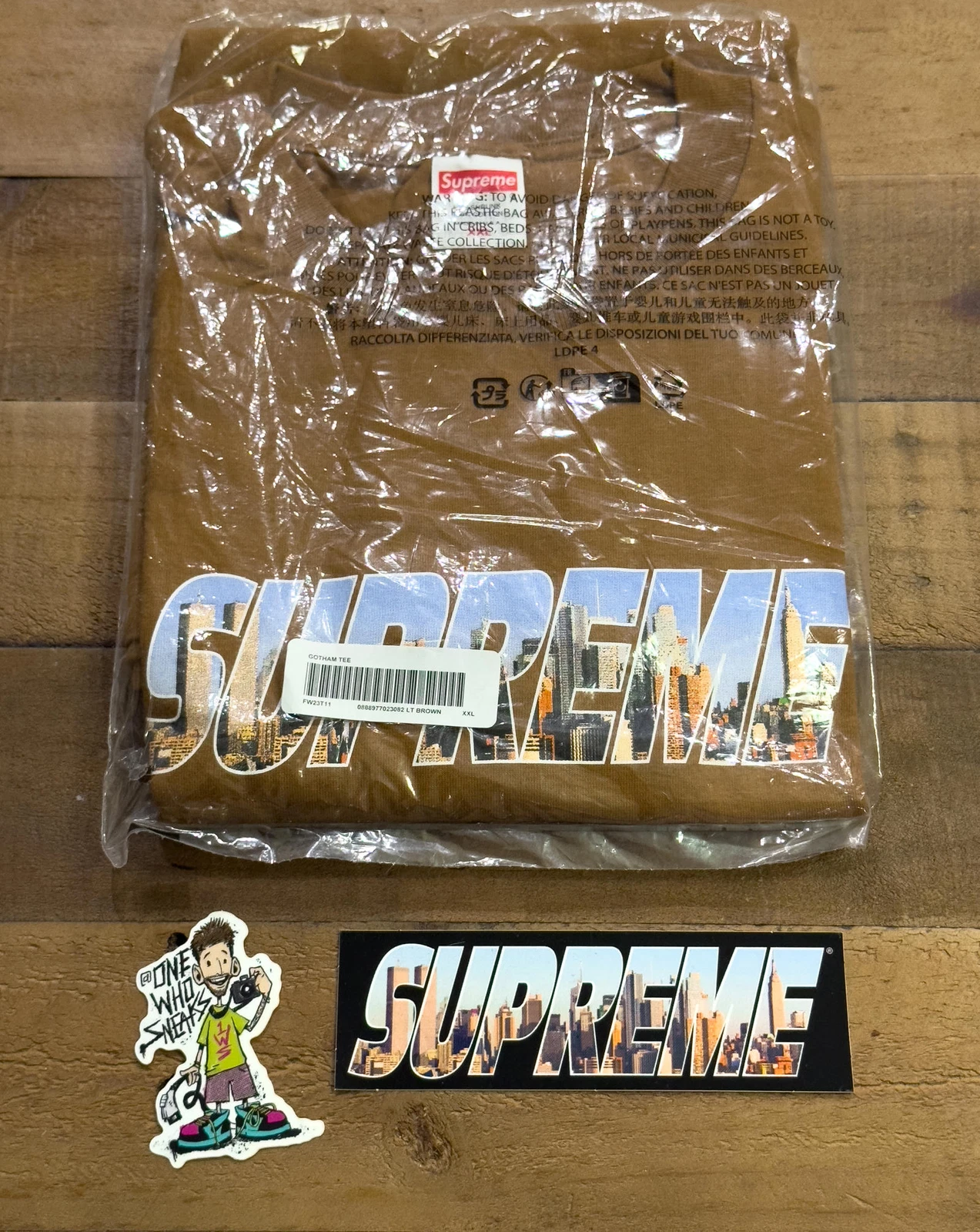 Tee shirt et autocollant Supreme Gotham taille XXL