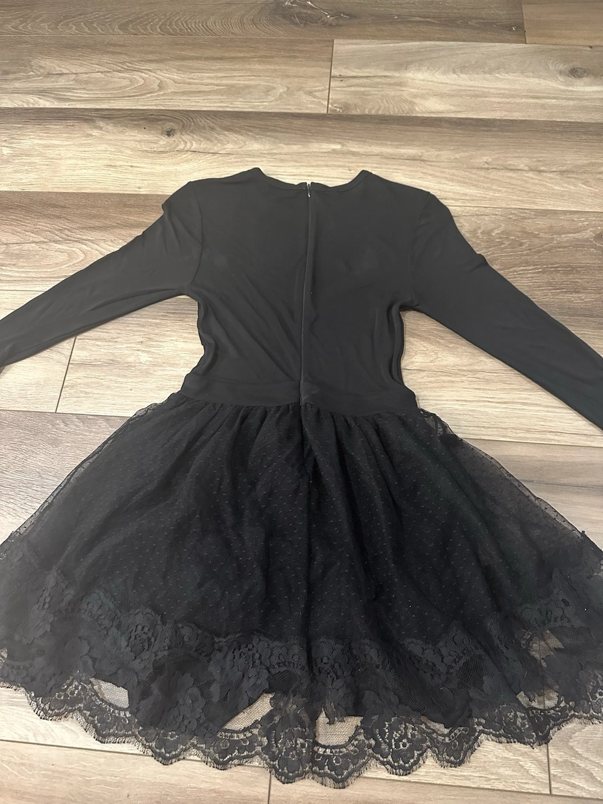 Abito Valentino rosso nero vita bassa pizzo bordo in tulle vestibilità svasata