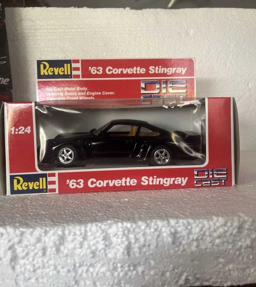 Revell 1963 Black Corvette Stingray 1/24 Scale Diecast Model Car - Image 2 of 4