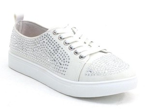 white flat tennis shoes
