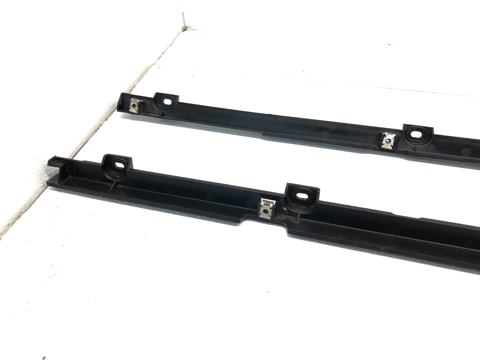 2014-2018 BENTLEY FLYING SPUR RIGHT PASSENGER SIDE SKIRT ROCKER MOLDING BRACKET