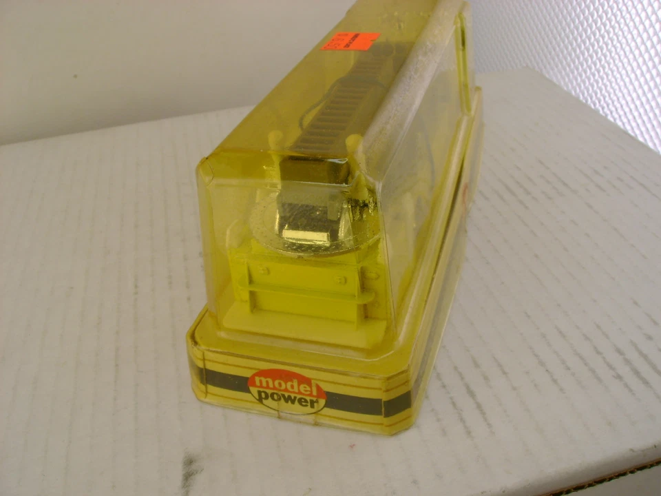 MODEL POWER PLAYART 1:48 SCALE YELLOW W/W CAB MACK FIRE ENGINE SNORKEL TRUCK NEW - Image 4 of 4