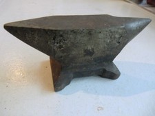 Małe antyczne narzędzie zegarmistrzowskie kowadła, r złoty schied